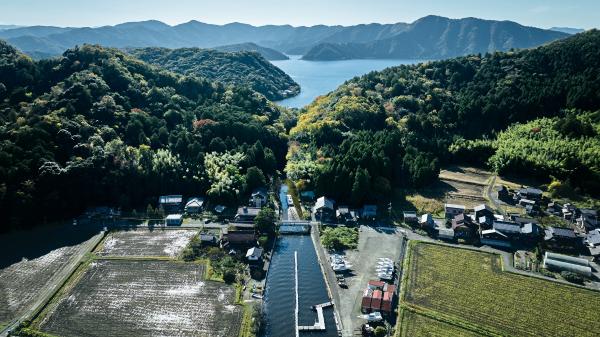 浦見川を航行する遊覧船