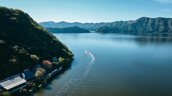 水月湖を航跡を描きながら進む遊覧船