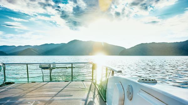 遊覧船のデッキから望む夕景