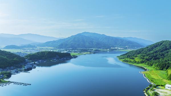 三方五湖のひとつ久々子湖と周囲の山並み
