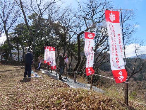 本丸跡幟旗ライトアップ準備中…
