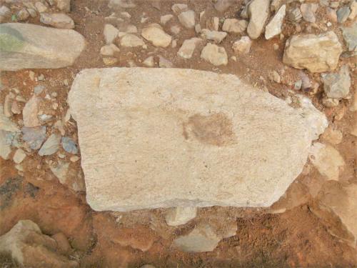 国吉城址本丸跡から出土した、秀吉と家康が囲碁に興じたとされる大石(鏡石)